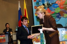 Председатель конкурсной комиссии вручает призы победителю