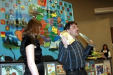 Ю.В.Доманский награждает финалиста специальным призом ТвГУ