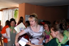 Важная миссия. В.Е.Дронова, зам.председателя облизбиркома голосует...