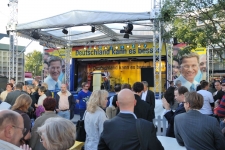 Со сцены слышно всё, ты так и знай!