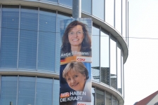 И в Германии столбы для яркой афиши