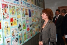 Председатель облизбиркома из Сахалина у выставки.