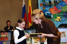 Валентина Дронова-вручает приз победителю