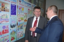 В.Н.Песенко знакомит с выставкой А.В.Белоцерковского.