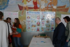 В.Н.Песенко знакомится с рейтингом олимпиады