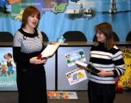 Н.А.Мартьянова вручает спец. приз Саше Осиповой за сочинение об учителе