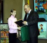 Вручение приза победительнице на рисунок