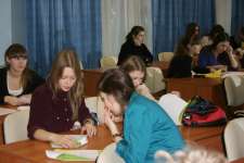 Участники Олимпиады за просмотром работ.