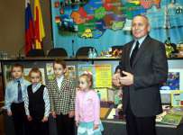 Глава города Вдадимир Бабичев награждает самых маленьких, но очень активных участников.