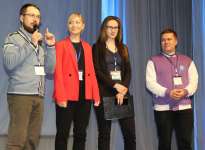 Подведение итогов работы тематических площадок. На сцене модераторы.