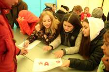 Молодежная комиссия проводит игру среди участников форума